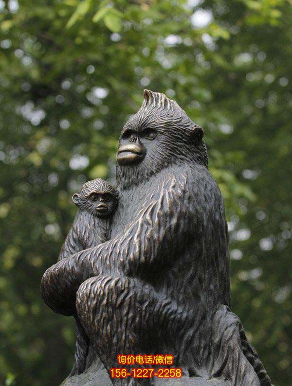 小區公園擺放的抱小猴子的玻璃鋼創意猴子雕塑