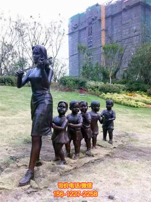 小區戶外玻璃鋼純銅老師拉小提琴玻璃鋼仿銅雕塑