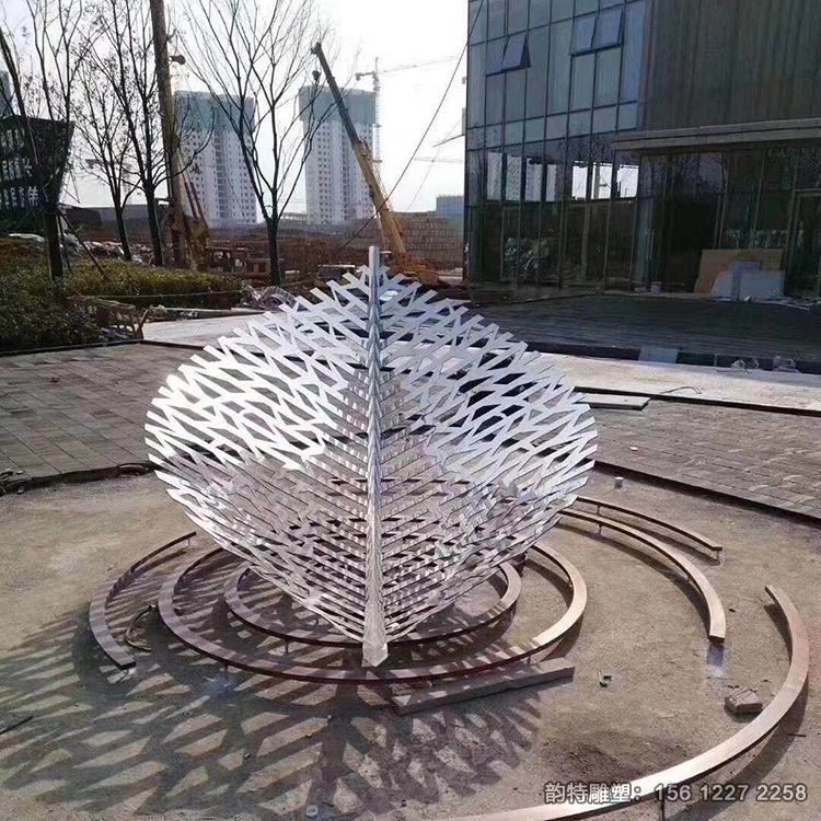 鏤空不銹鋼樹葉雕塑 造型美觀時(shí)尚