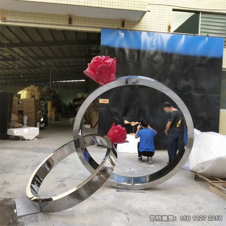 不銹鋼戒指雕塑 線條流暢，藝術感染力強