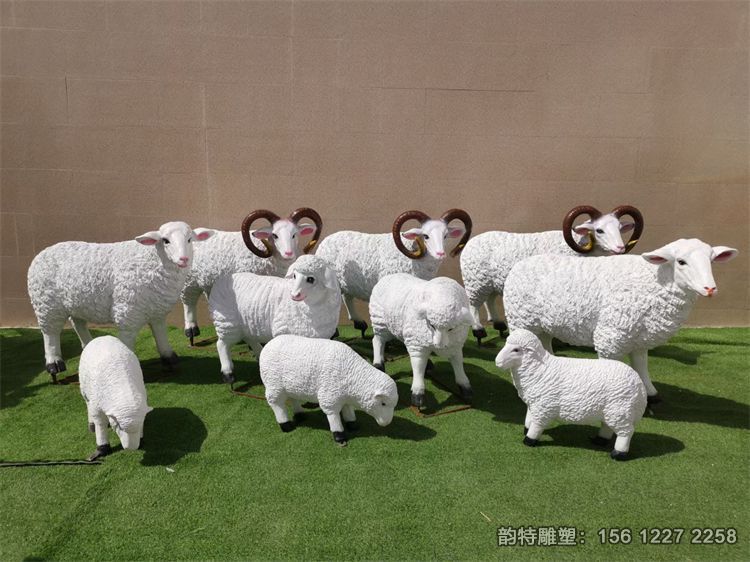 仿真綿羊雕塑，玻璃鋼羊群雕塑定制