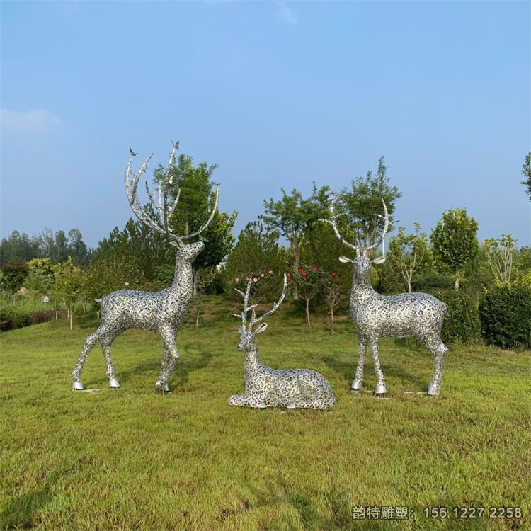 不銹鋼鏤空鹿雕塑制作廠家，金屬抽象發(fā)光鹿雕塑