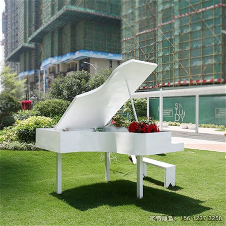 白色鋼琴雕塑，不銹鋼音樂主題雕塑