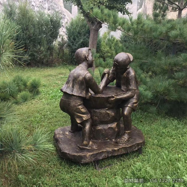 玻璃鋼小孩掰手腕雕塑，兒童玩耍主題雕塑案例分享