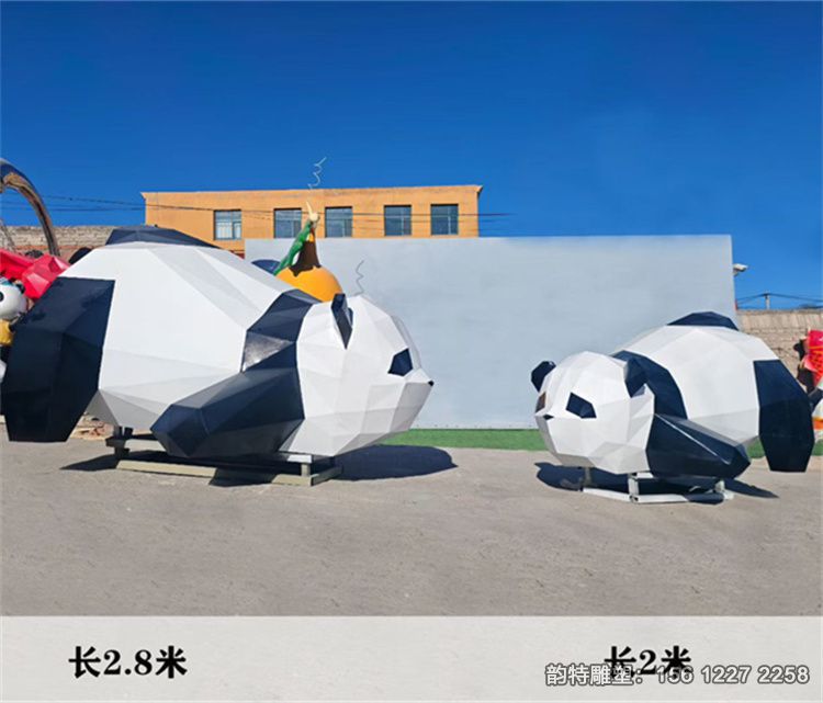 不銹鋼熊貓雕塑案例分享 戶外幾何熊貓實(shí)拍圖