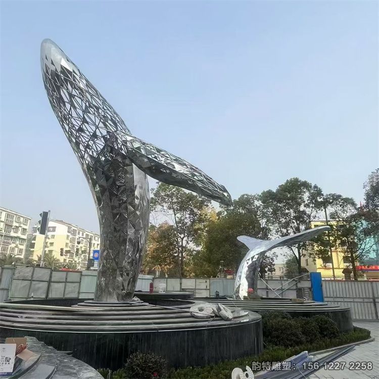大型鏤空鯨魚雕塑安裝實拍圖 不銹鋼鯨魚雕塑定制