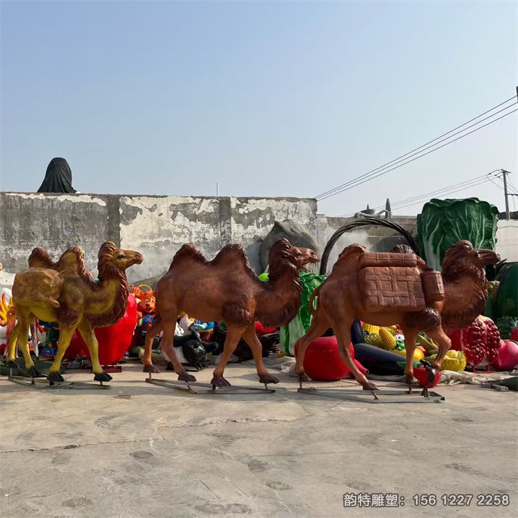 工廠玻璃鋼駱駝雕塑實拍圖 玻璃鋼雕塑制作廠家