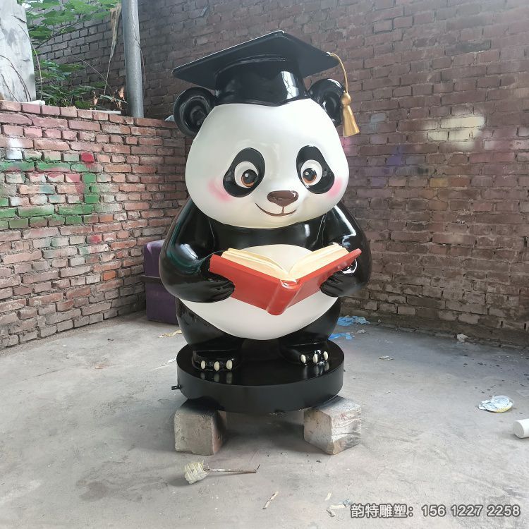  可愛的讀書熊貓雕塑造型 玻璃鋼卡通雕塑定制